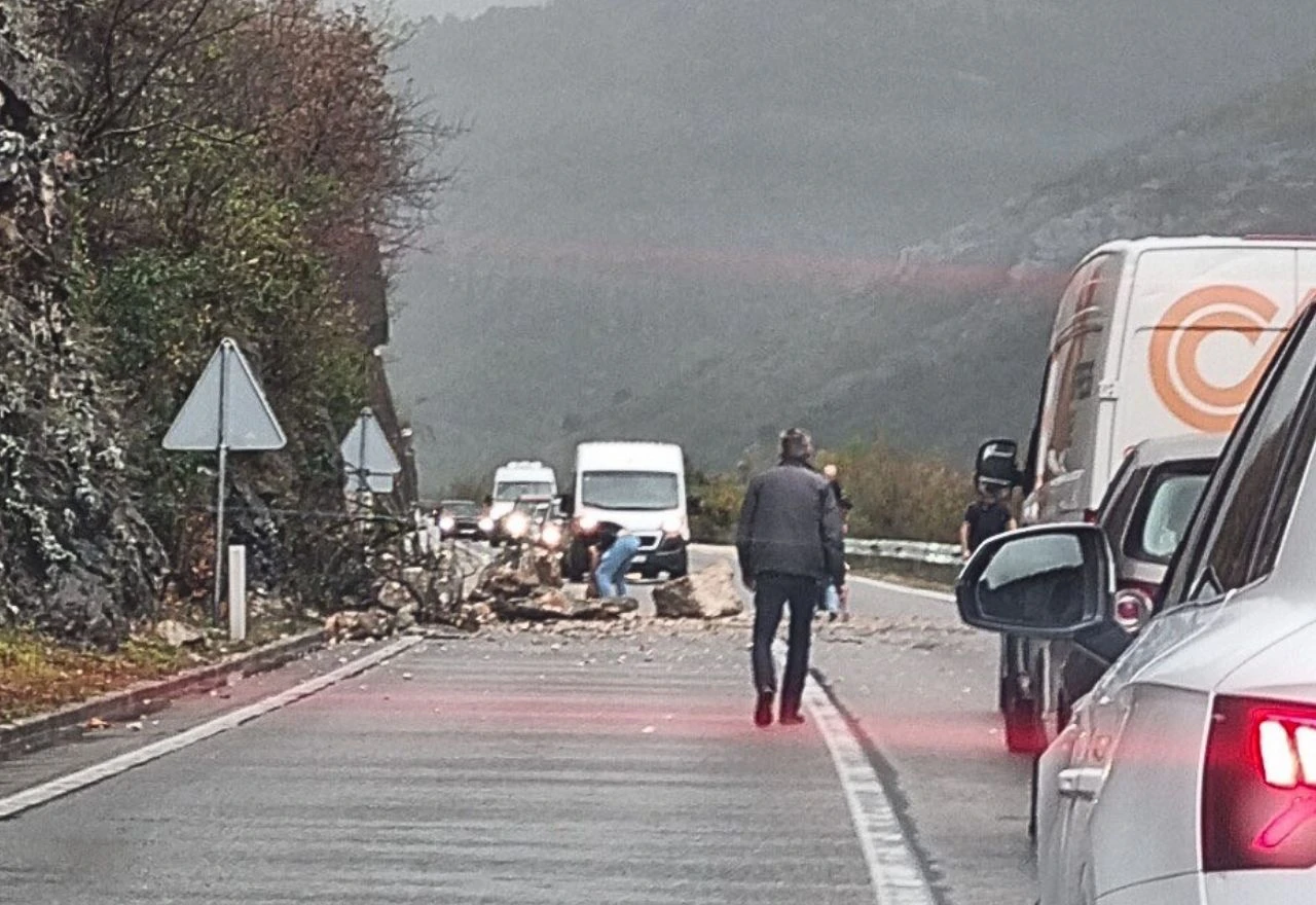 VIDEO | Bijela: Odron na cesti otežava promet