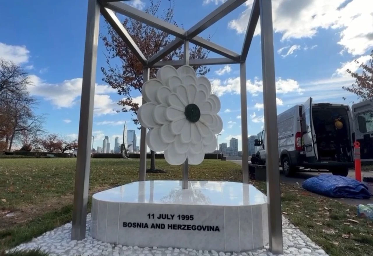 U New Yorku otkriven spomenik "Cvijet Srebrenice" ispred UN-a