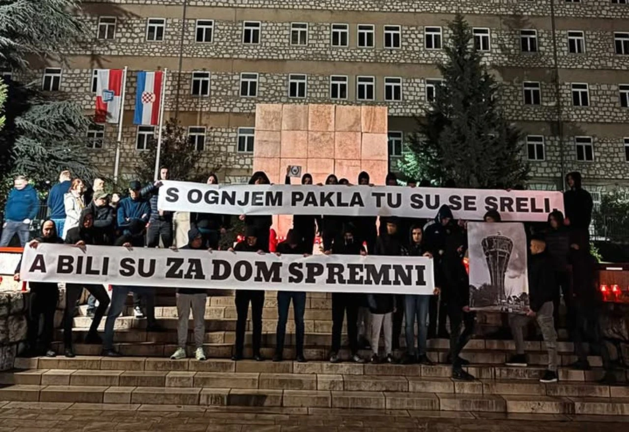 VIDEO | Bad Blue Boysi zapalili svijeće za Vukovar i Škabrnju u Grudama