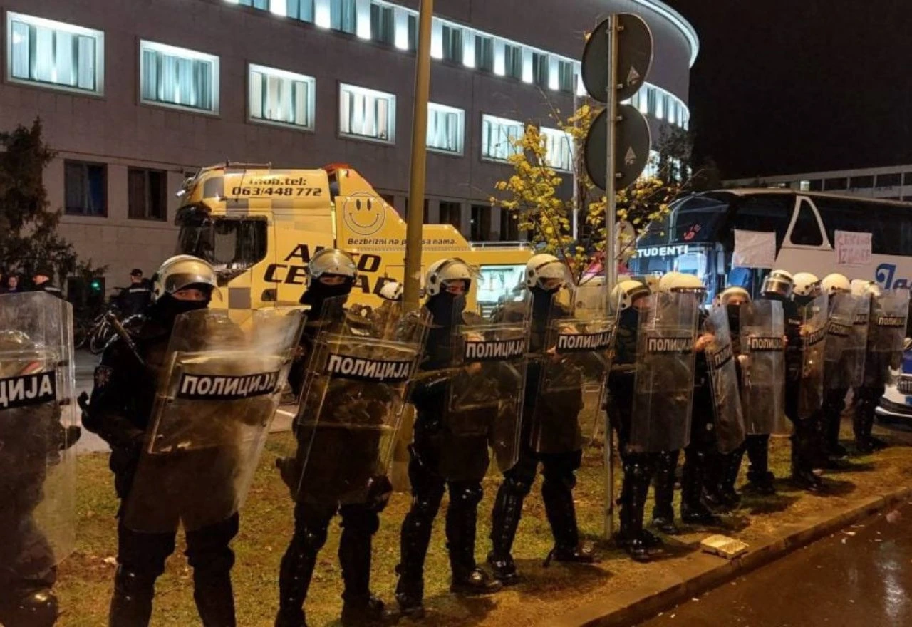 VIDEO | Više ozlijeđenih u Novom Sadu: Policajac snimljen kako udara žene