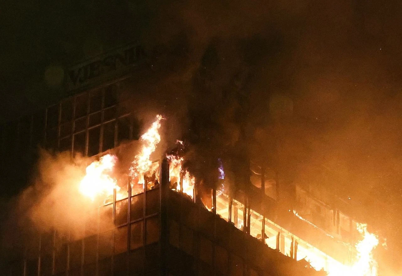 FOTO/VIDEO | Vjesnikov neboder u plamenu: Gotovo 100 vatrogasaca pokušava staviti vatru pod kontrolu