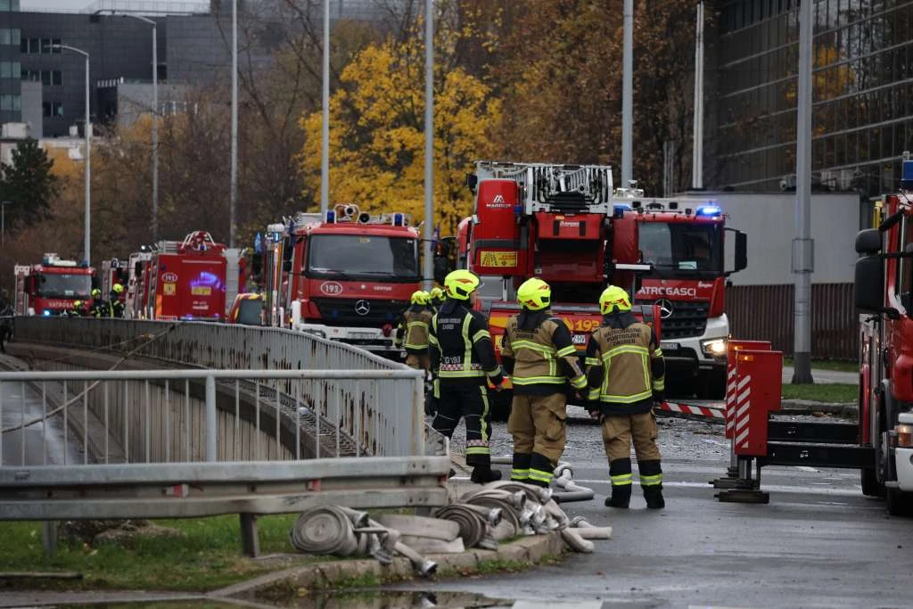 Požar Vjesnikova nebodera još nije ugašen, vatrogasci napustili zgradu