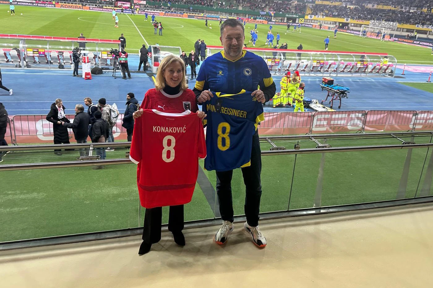 Konaković u društvu Beate Meinl-Reisinger na tribinama Ernst-Happela