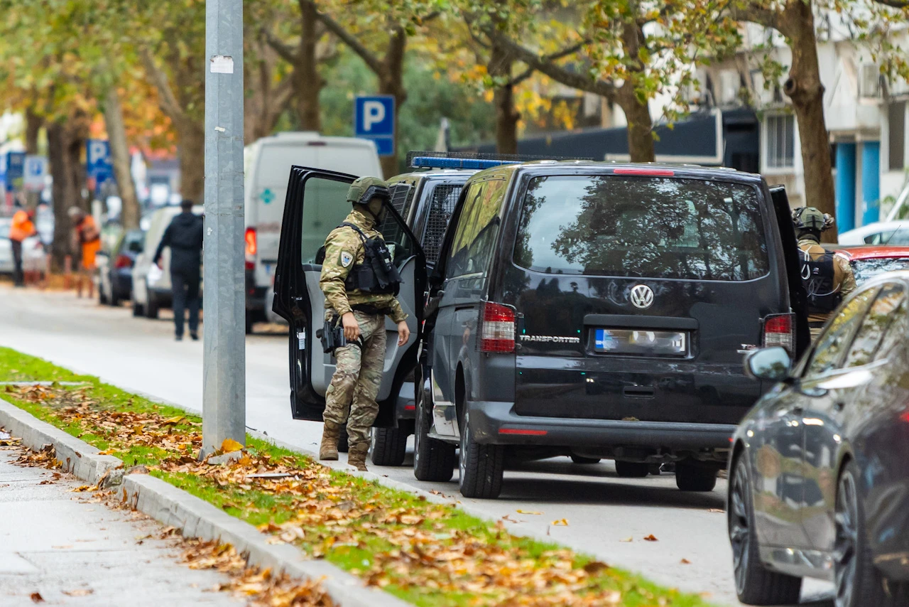 SIPA u Mostaru uhitila tri osobe: Pronađena droga, oružje i veliki iznos novca