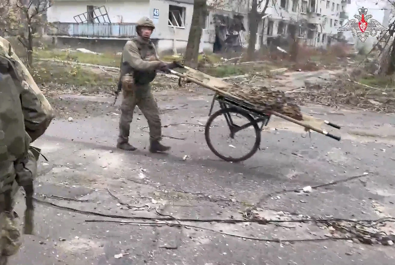 Snimka iz Pokrovska: Ruski vojnici slobodno patroliraju spaljenim ulicama