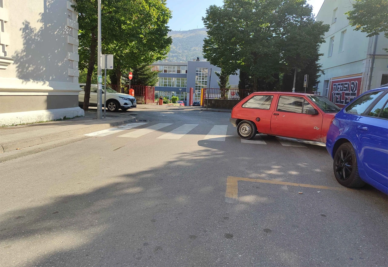 Papira nema, ali kazni ima: Policija ulovila 11.000 nepropisno parkiranih vozila u Mostaru