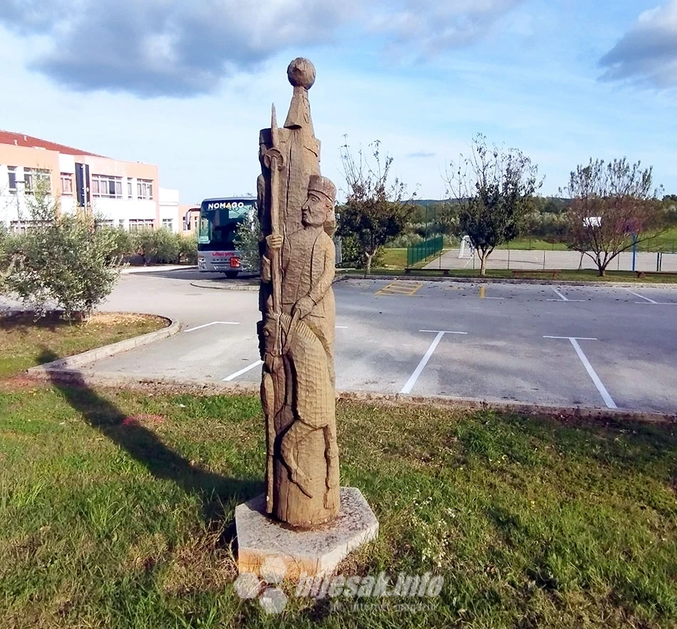 Jedna od skulptura na ulazu u Barban