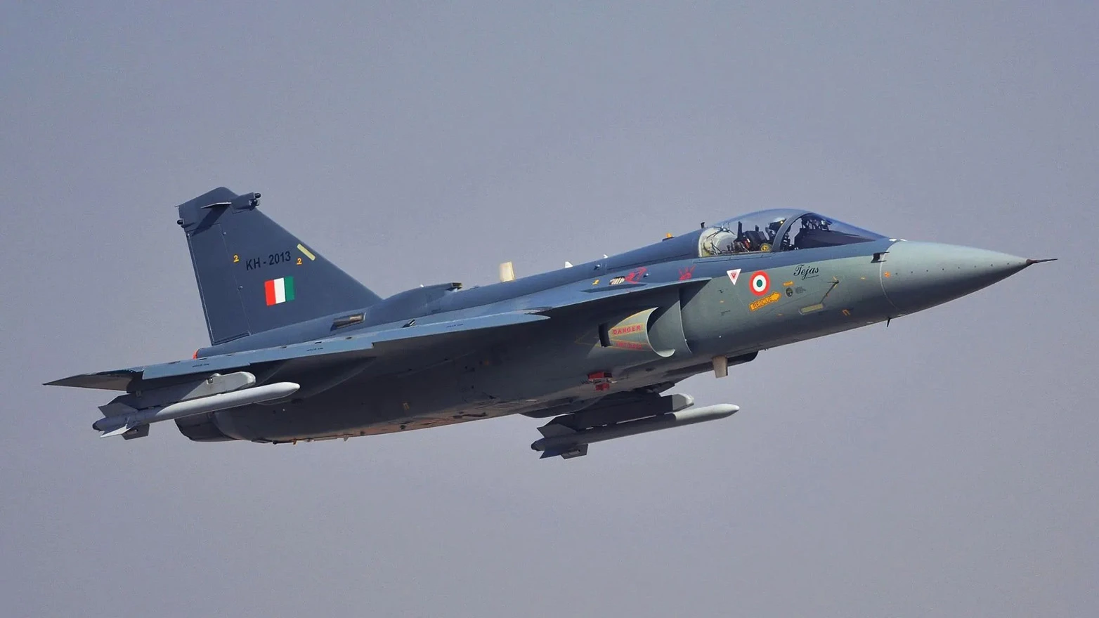 Tragedija na aeromitingu u Dubaiju: Indijski borbeni avion pao, pilot poginuo