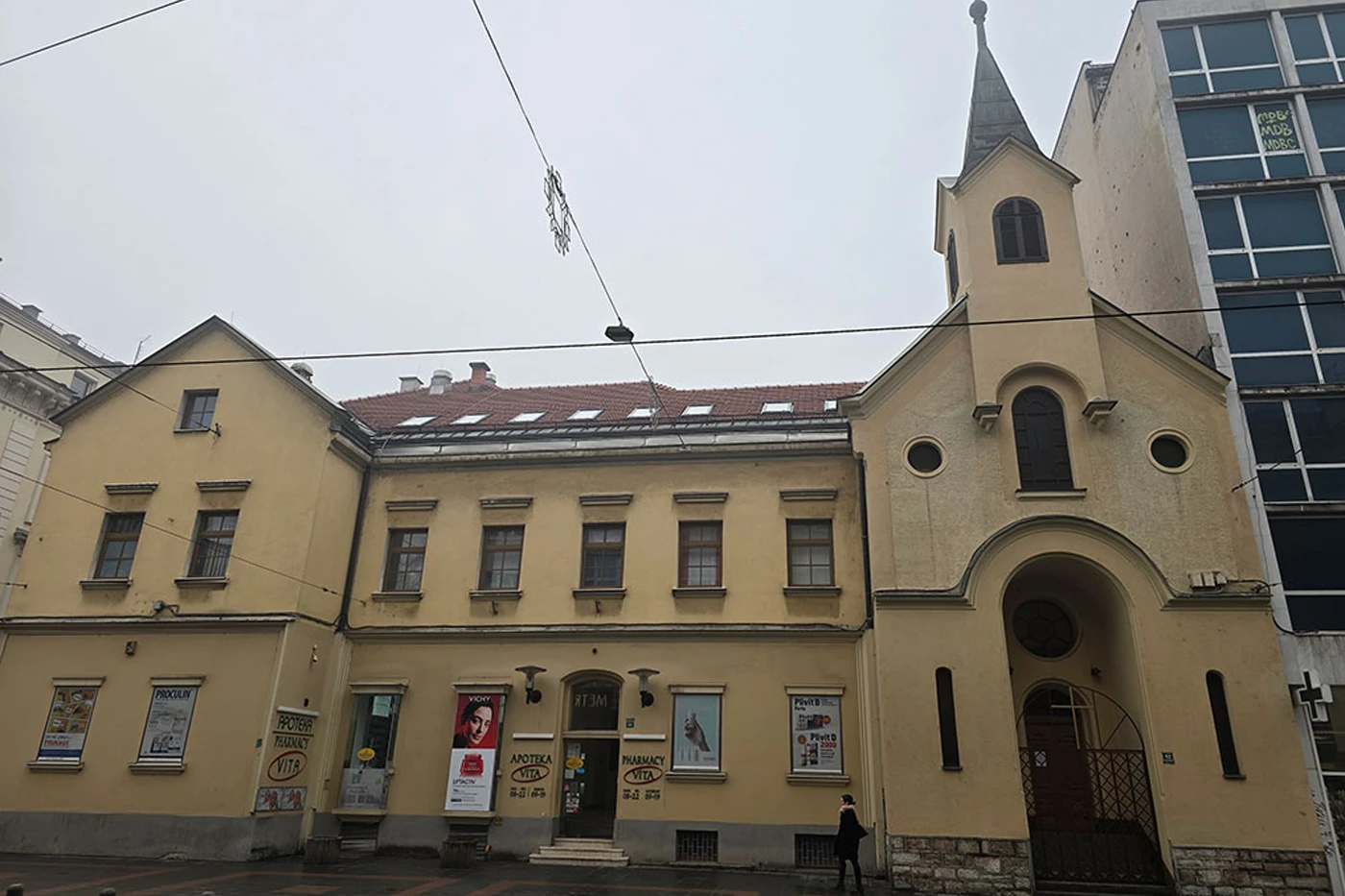 Izmetom uprljano pročelje crkve u srcu Sarajeva