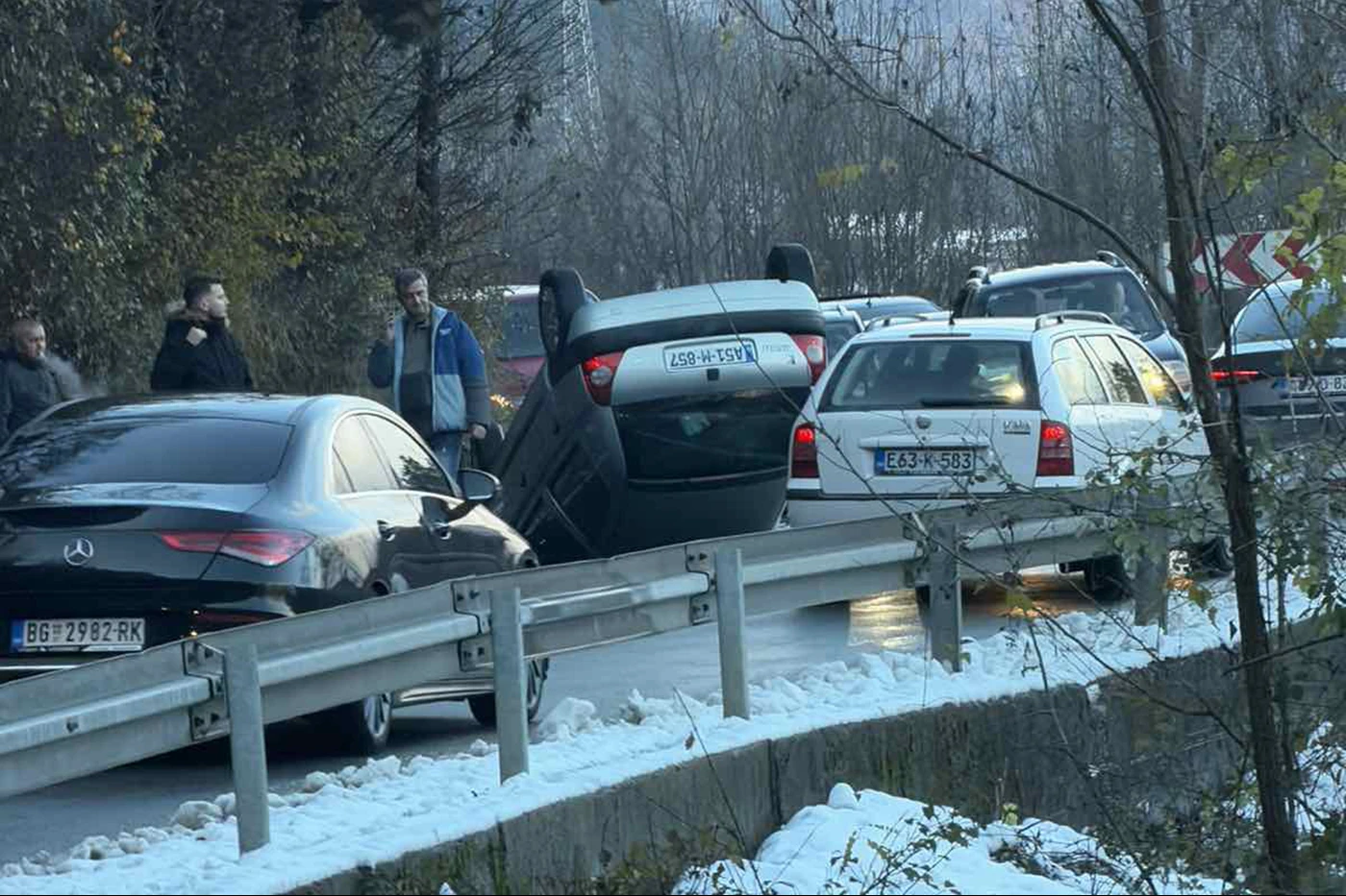 Na ulazu u Jablanicu iz Mostara prevrnuo se automobil