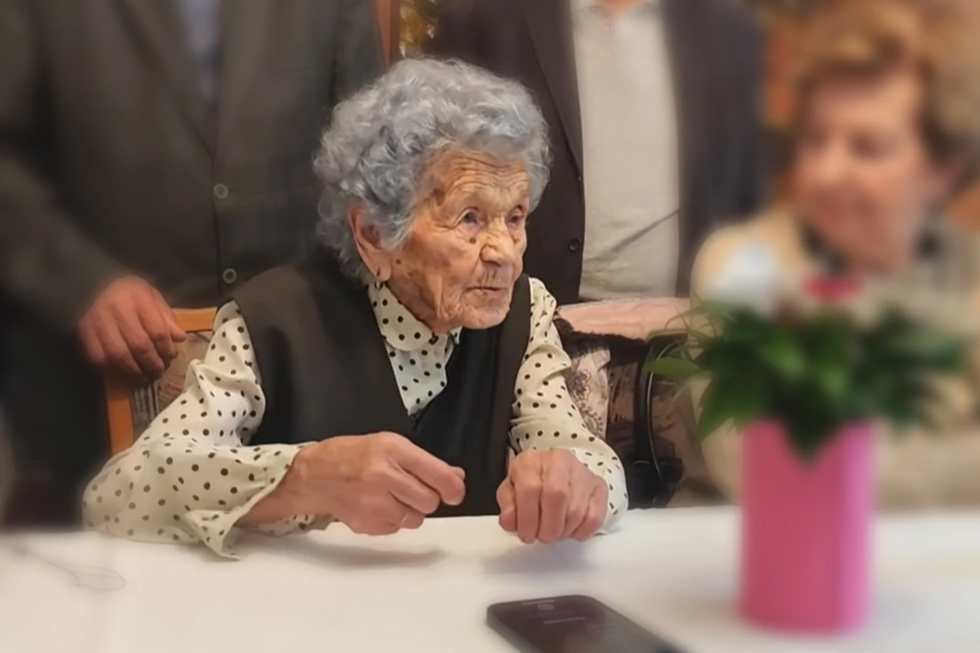 VIDEO | Danica kuha, čita i pije "samo jednu tabletu", a samo joj je stotinu i četvrta