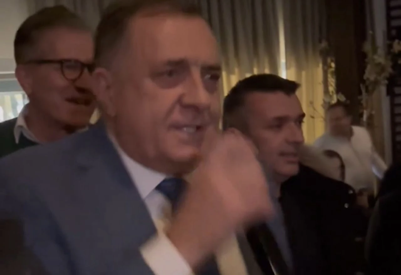 Dodik zapjevao nakon pobjede Karana na izborima