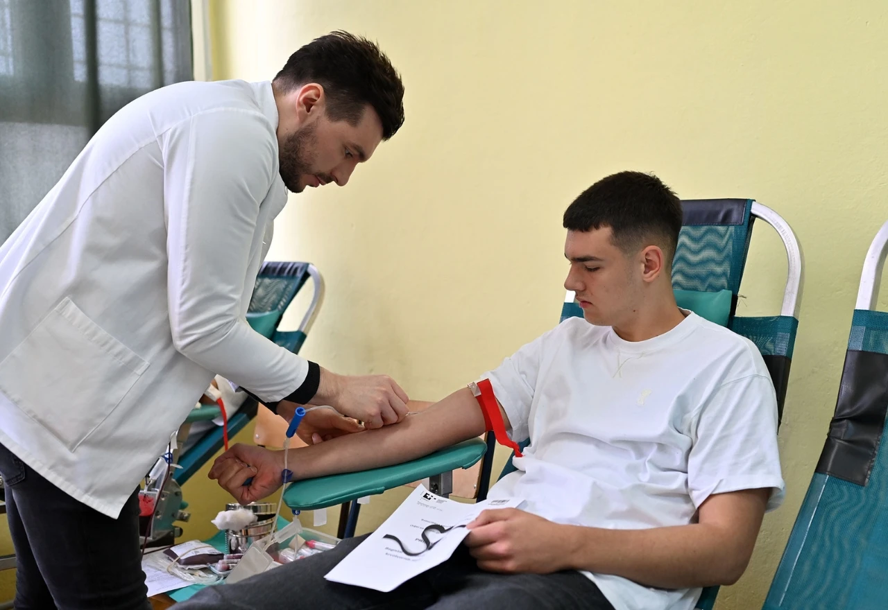 FOTO | Grudski srednjoškolci darovali 22 doze krvi