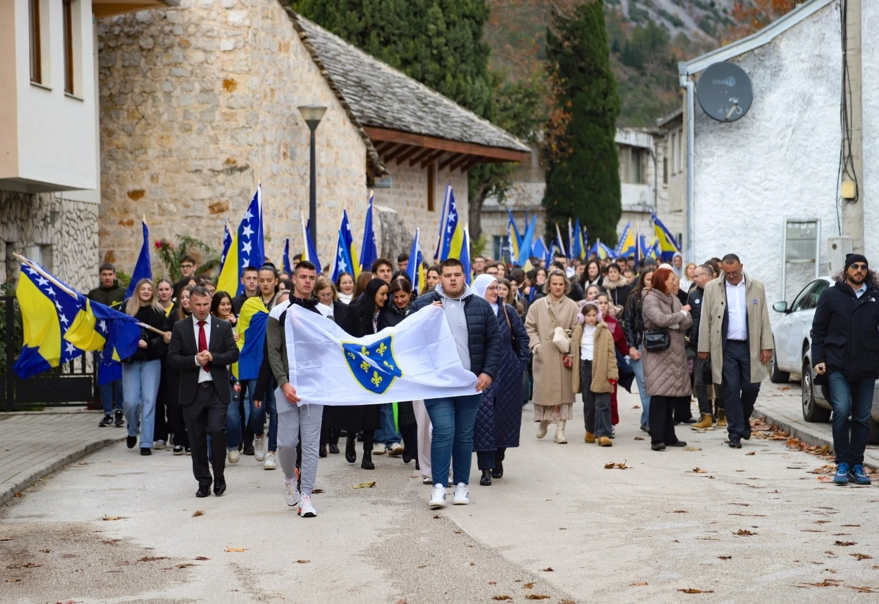 FOTO / VIDEO | Učenici ogrnuti zastavama prošetali ulicama Stoca