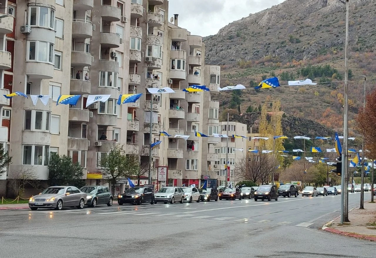 Kroz Mostar prošla povorka automobila sa zastavama BiH
