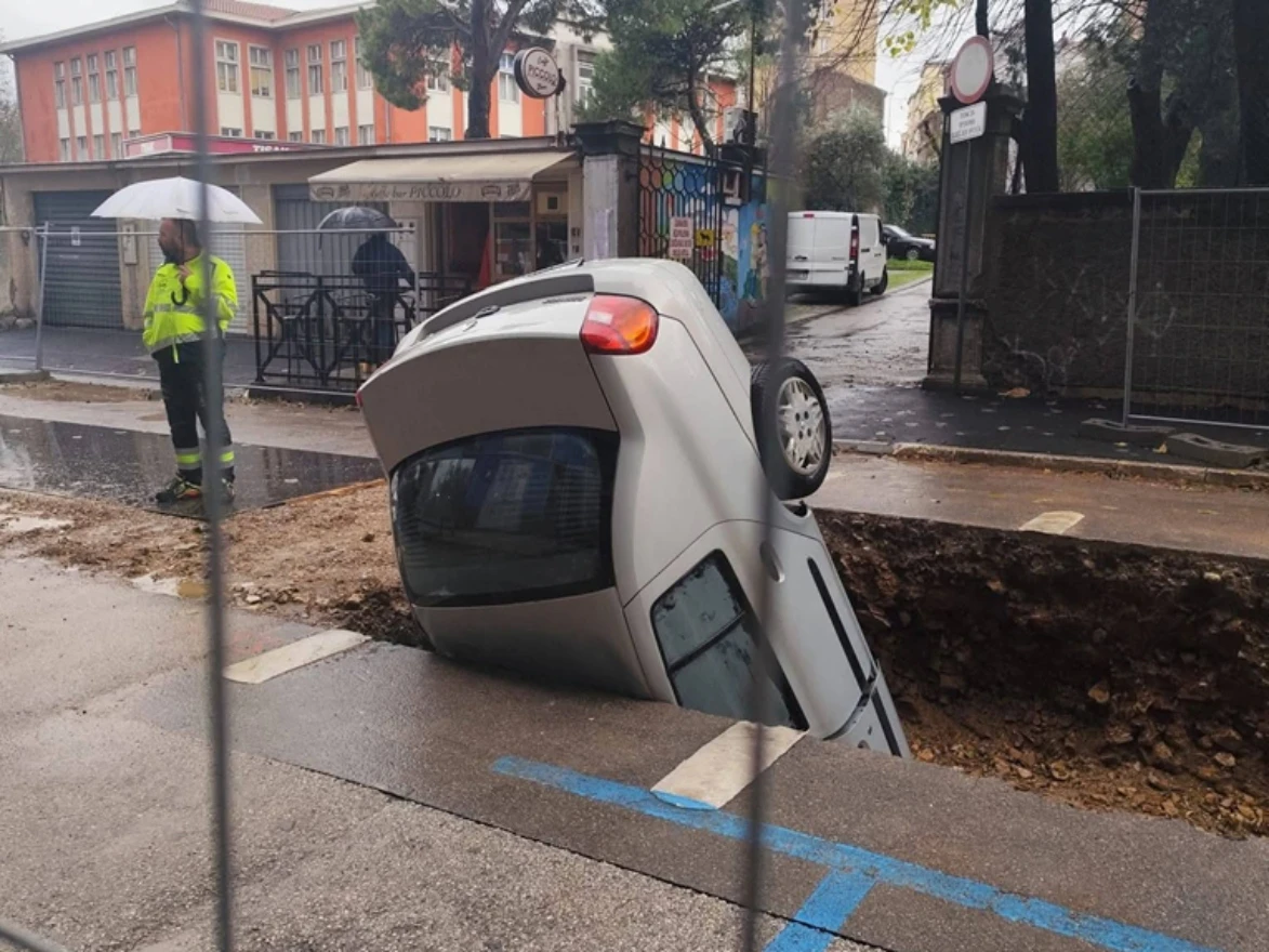 Automobilom upao u rupu na gradilištu
