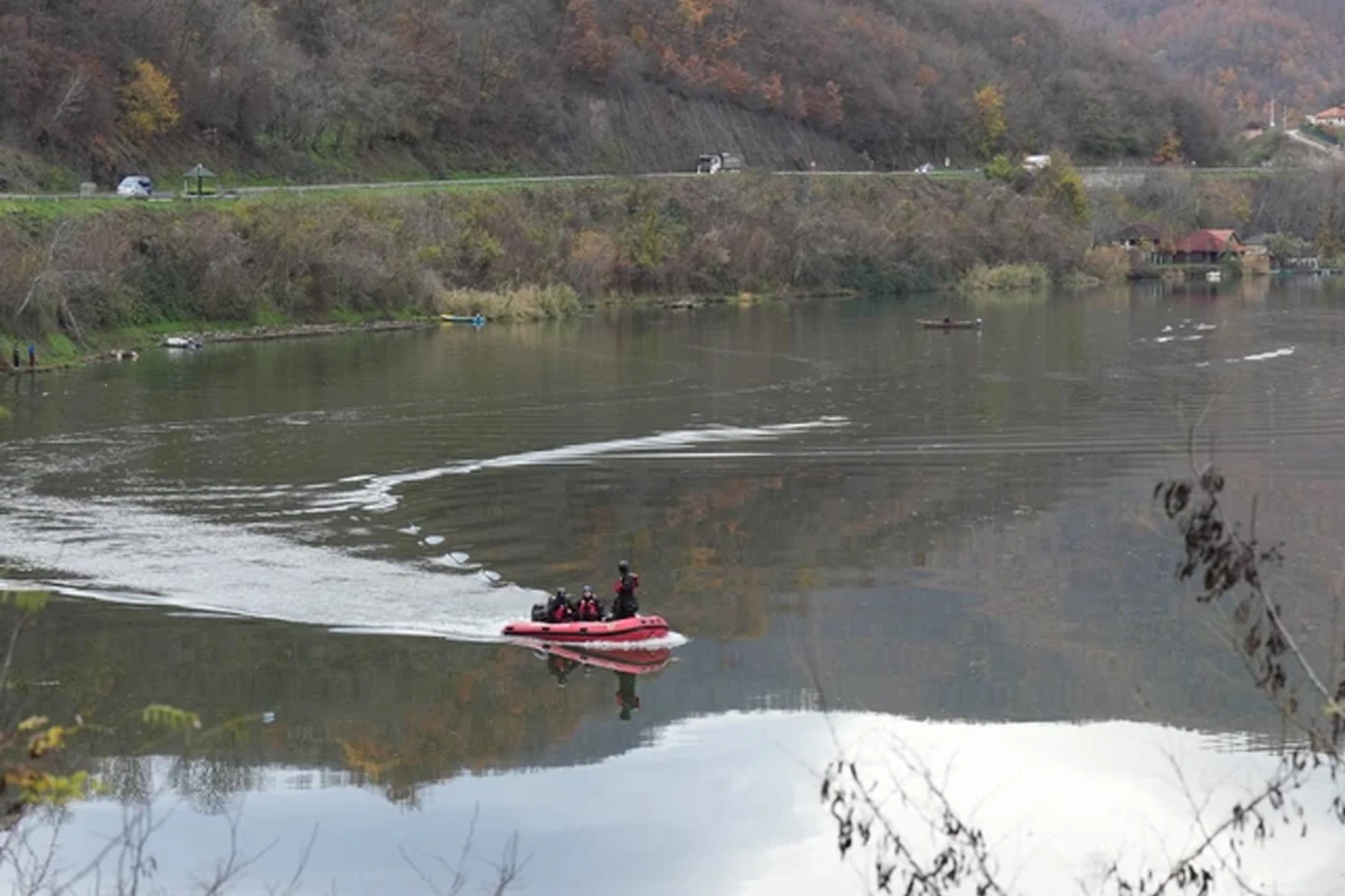 Automobil sletio u jezero u Srbiji, traga se za putnicima