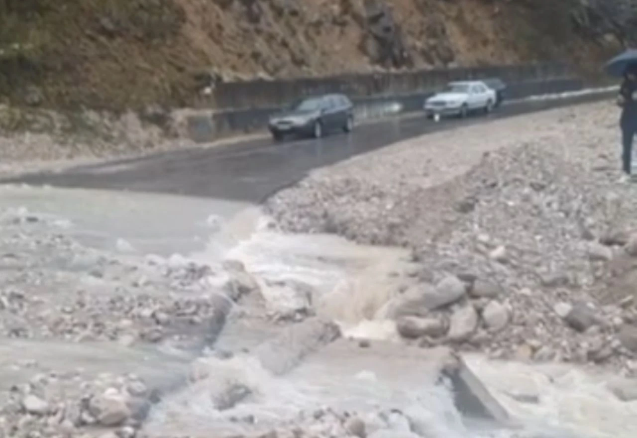 Odroni i poplave: Zatvorena cesta Jablanica–Blidinje, obustavljen promet Bugojno–Kupres