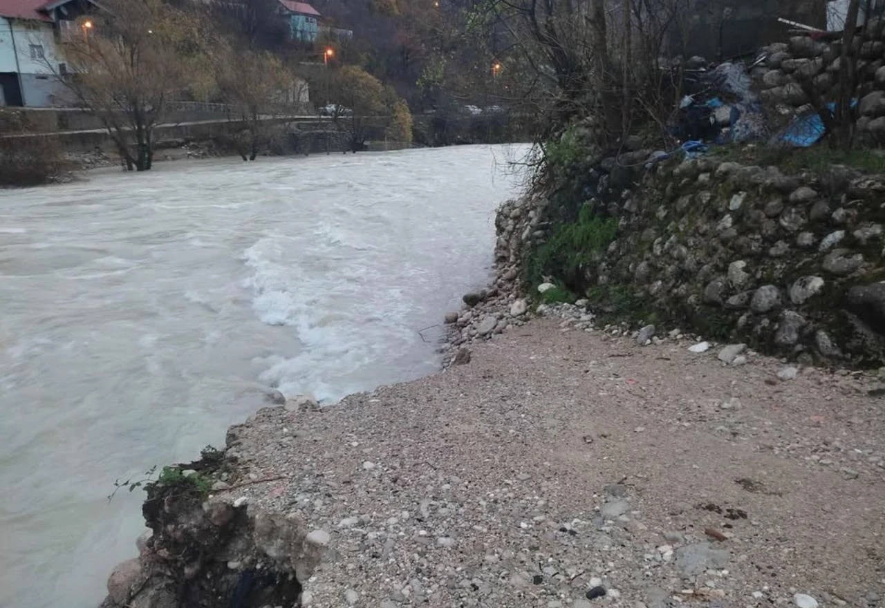 Izlila se Drežnica, građani mole za pomoć