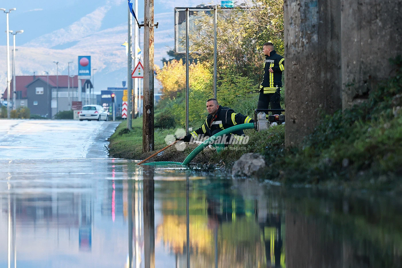 Vatrogasci rade na ispumpavanju vode ispod podvožnjaka