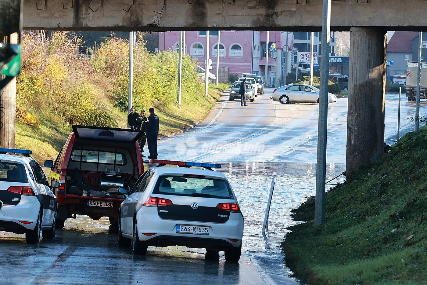 Vatrogasci ispumpavaju vodu s prometnice