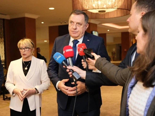 'Tročlano predsjedništvo' RS u Mađarskoj darivalo se Orbanu