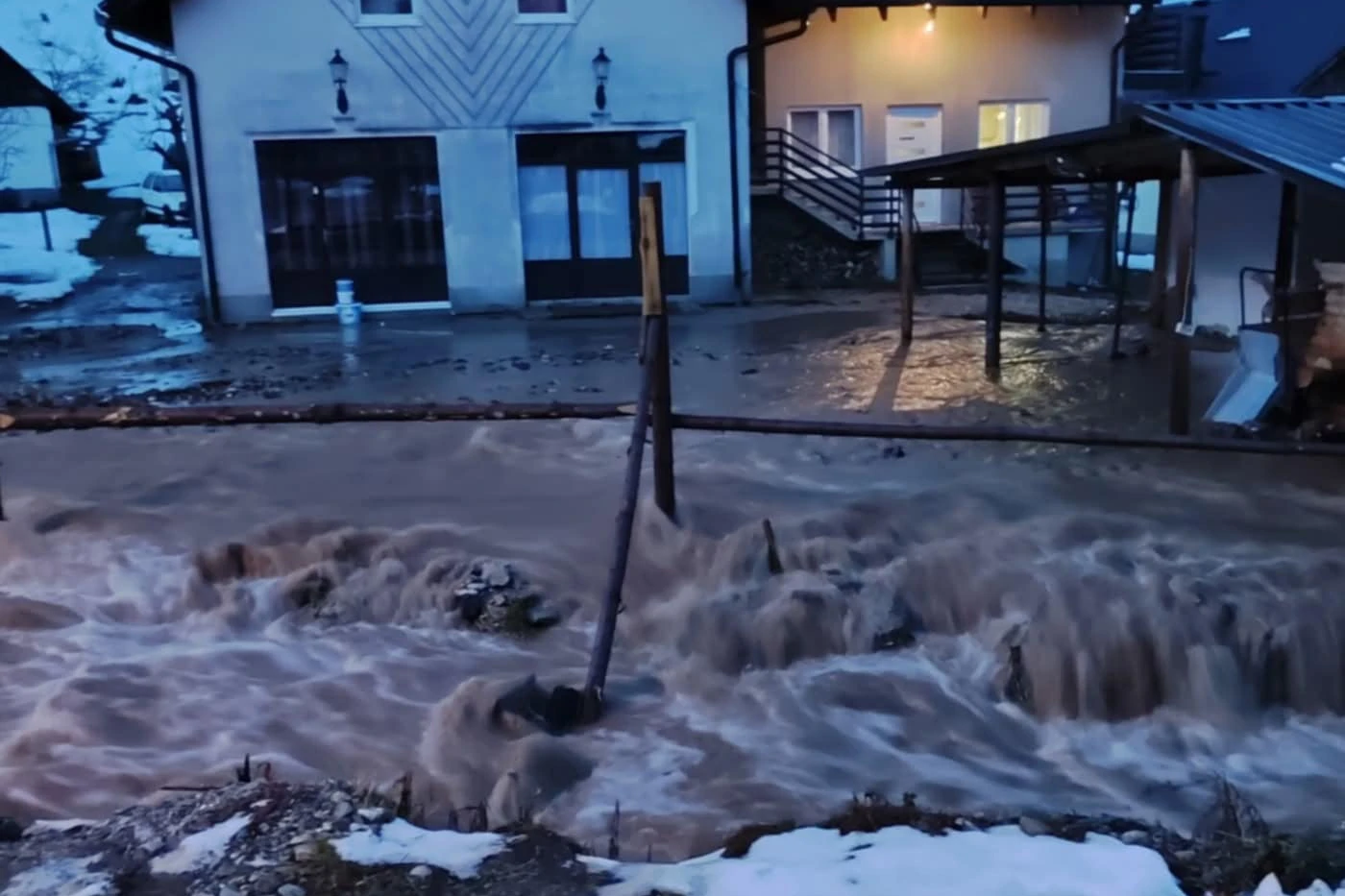 Kreševo i Fojnica na udaru bujica, voda odnijela most, ulazi u kuće