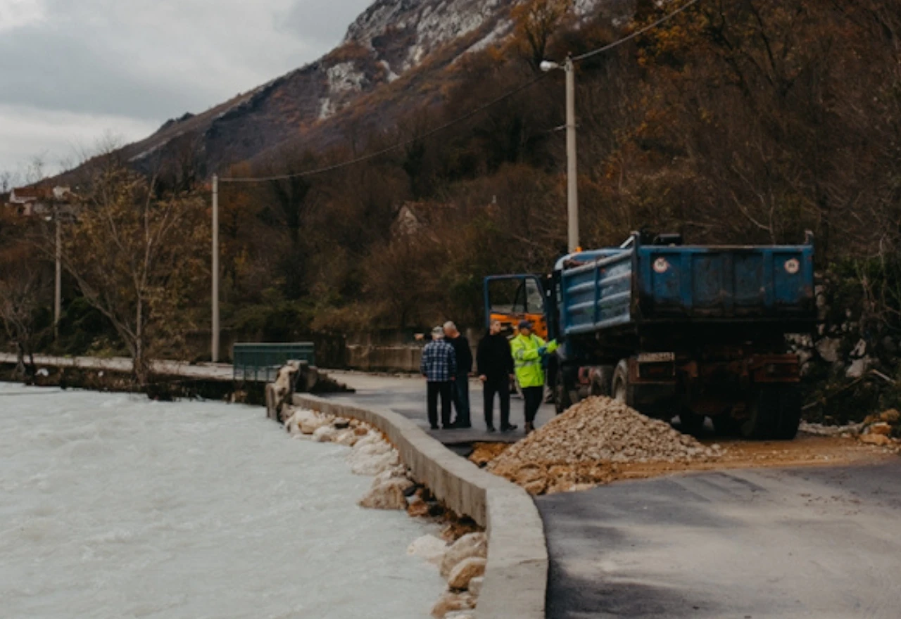FOTO/VIDEO | Obitelj dočekuje noć u istoj kući iz koje su evakuirani: "Situacija može biti još gora nego sinoć"