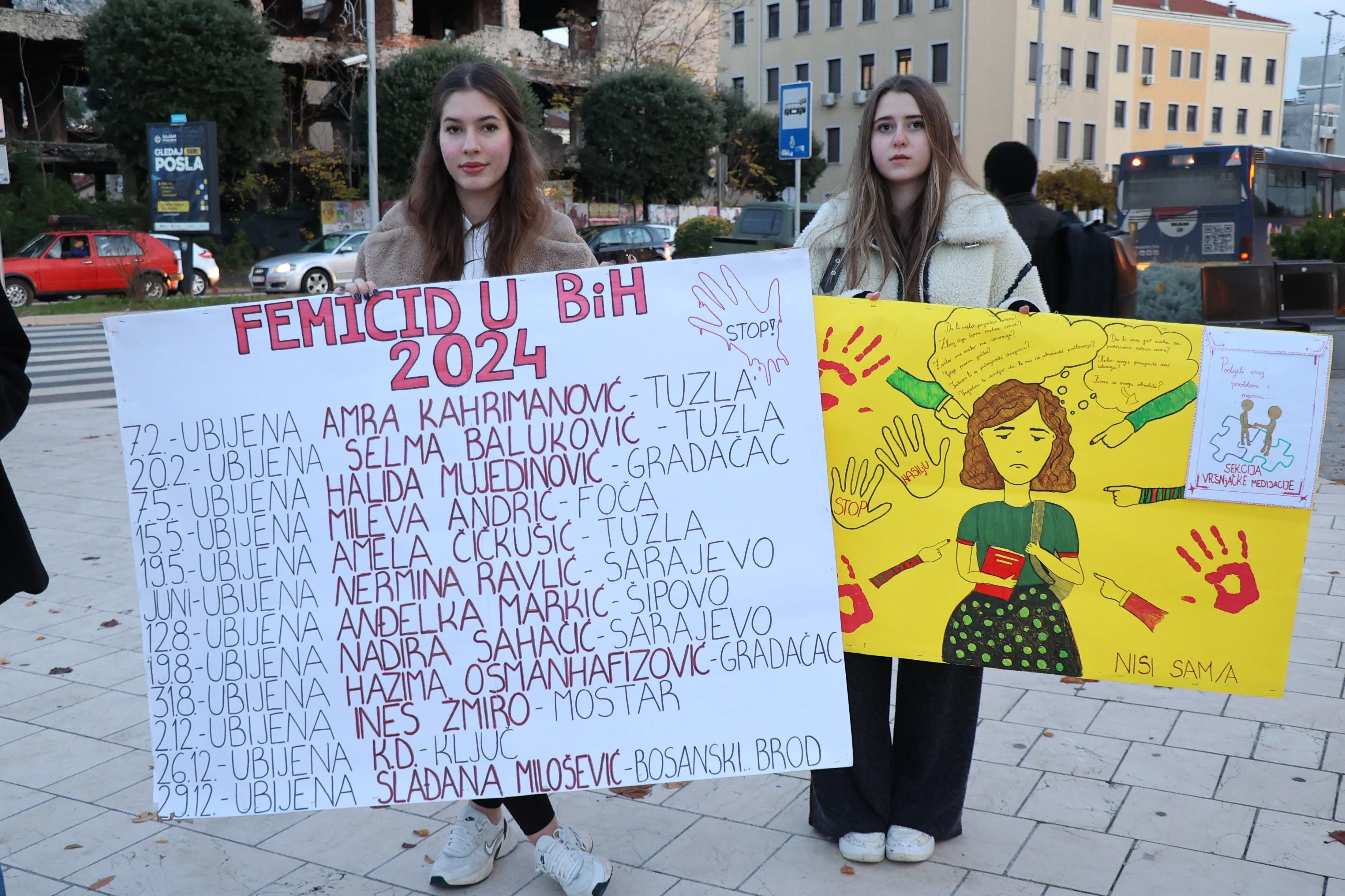 Mostar: Performans "Stolice koje govore" upozorava na 15 žrtava femicida