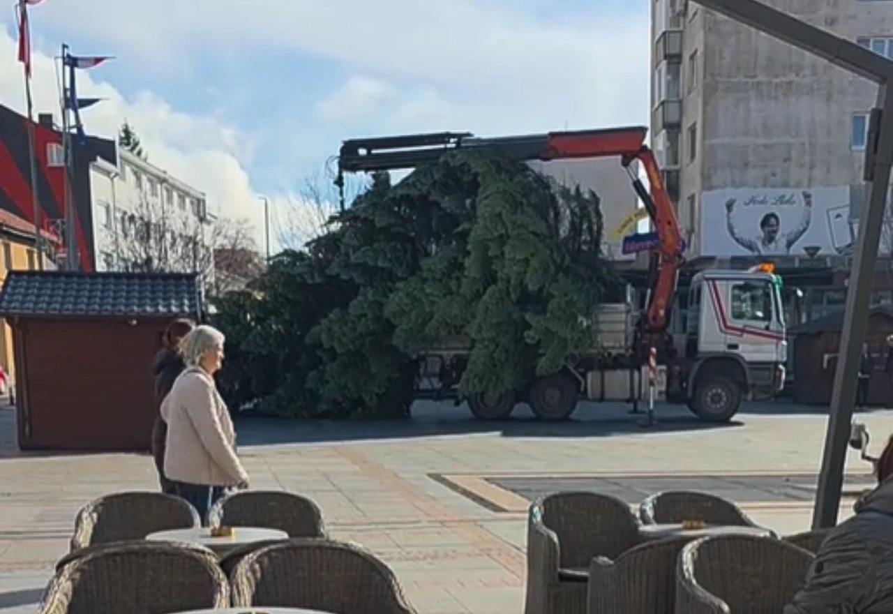 VIDEO | Livno započelo adventske pripreme: Stiglo veliko božićno drvce