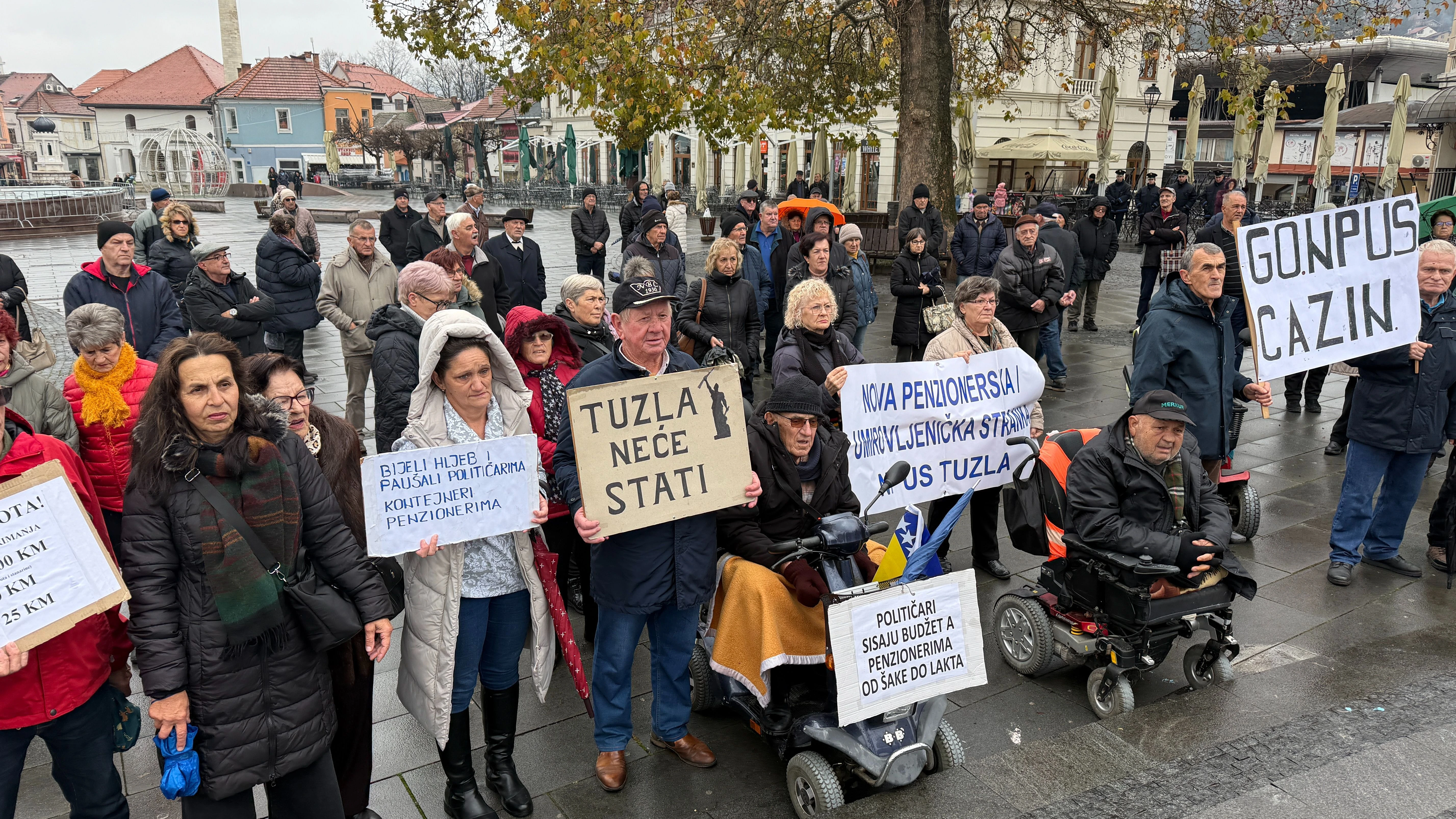 "Kontejneri umirovljenicima, privilegije političarima": Tuzlanski umirovljenici ponovno na ulicama