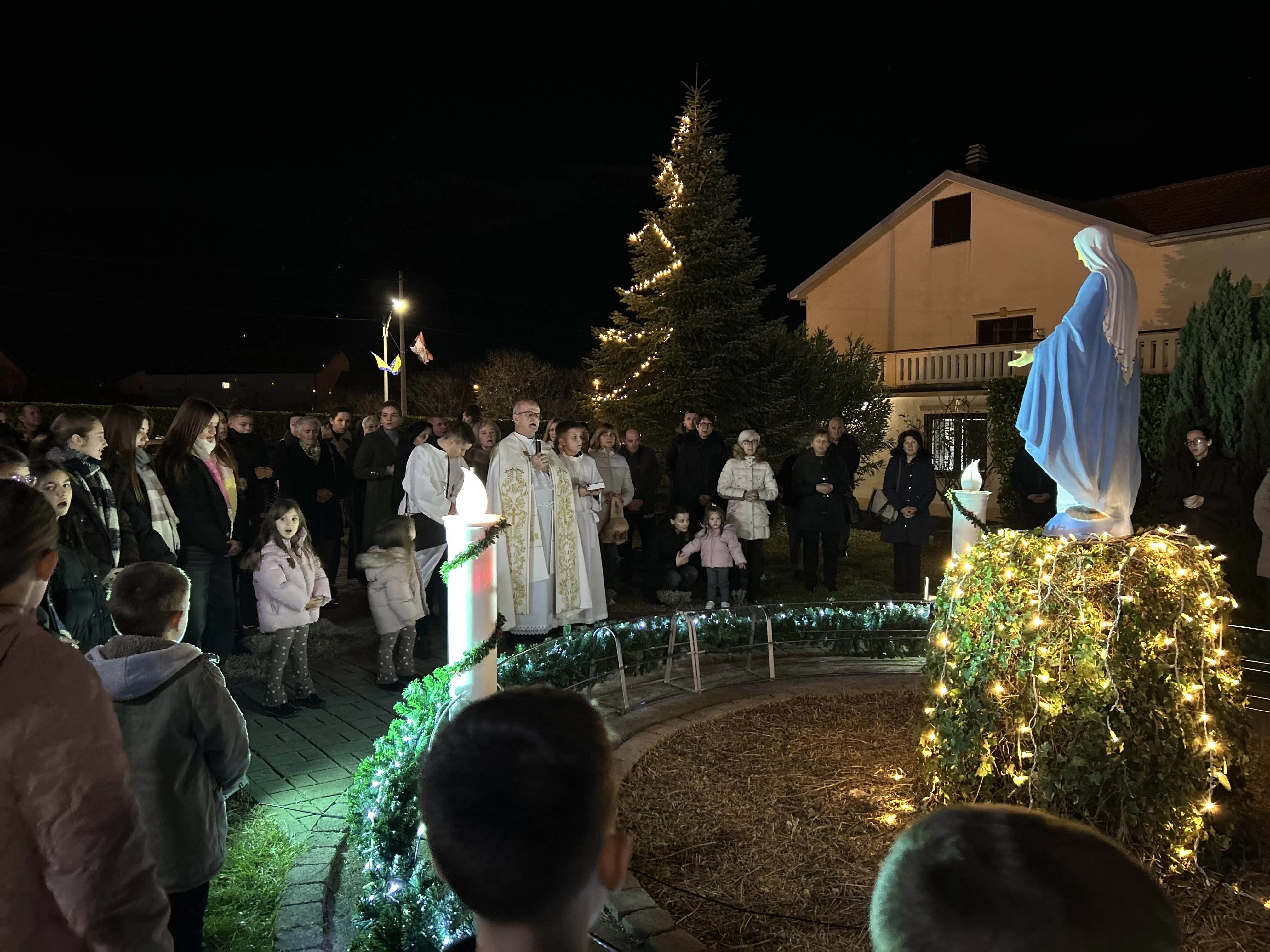Paljenjem prve adventske svijeće svečano otvoren Advent u Bijelom Polju