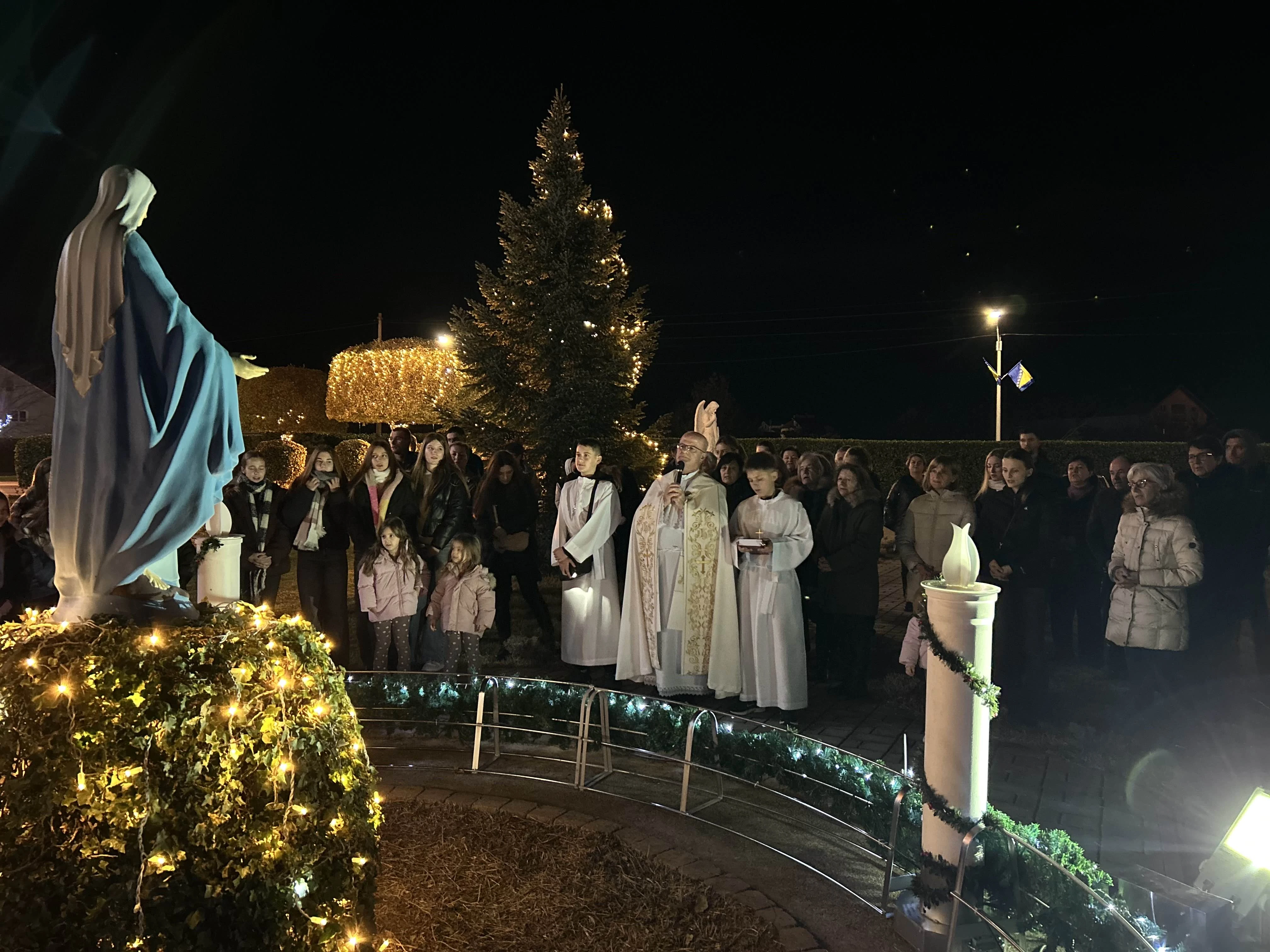 FOTO/VIDEO | Paljenjem prve adventske svijeće svečano otvoren Advent u Bijelom Polju