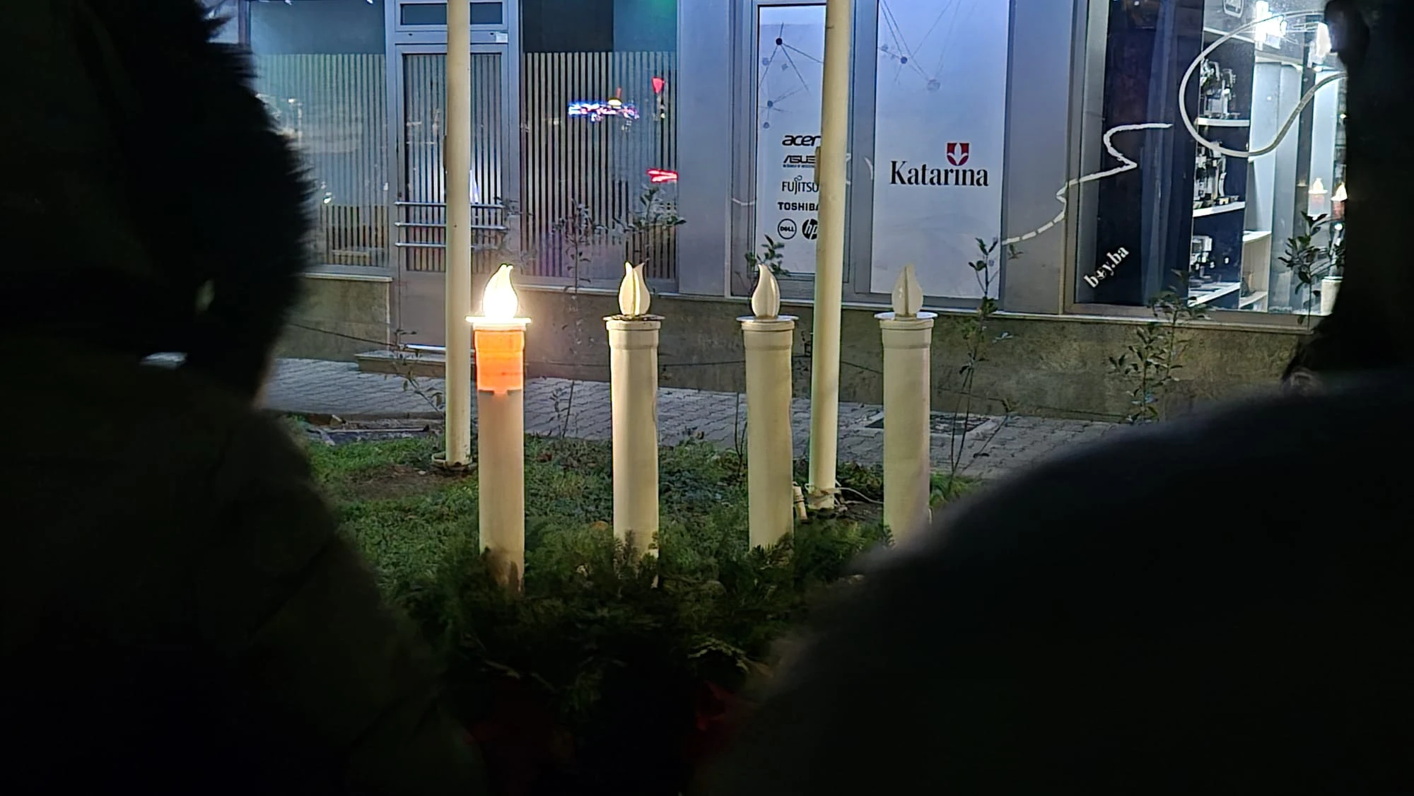 FOTO | Otvoren Advent u Centru 2: Don Ivan Turudić upalio prvu svijeću