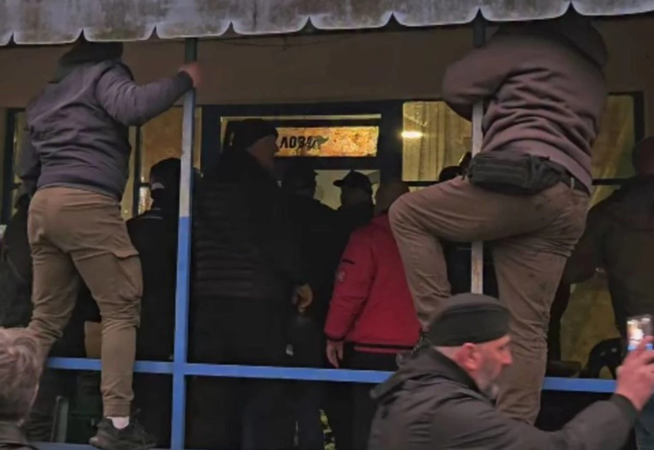 VIDEO | Masovna tučnjava u Srbiji, letjele boce i stolice