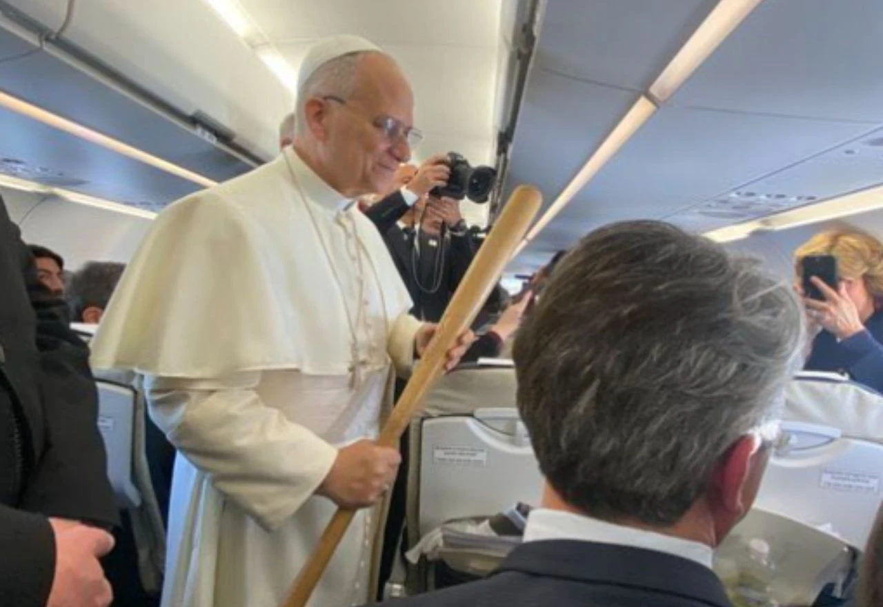 Fotografija Pape u avionu postala globalni hit i pokrenula lavinu memova