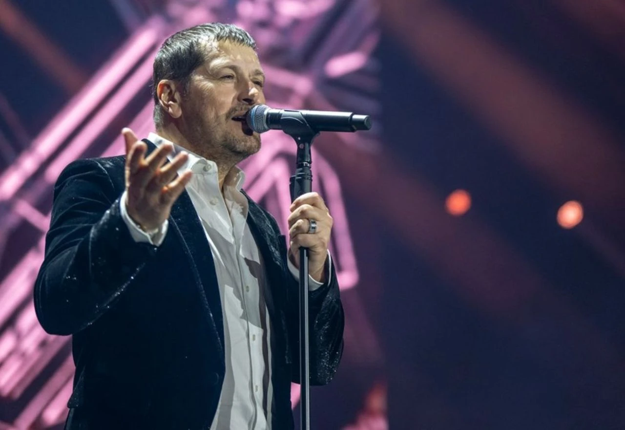 VIDEO | Aco Pejović usred koncerta otkrio spol bebe paru iz publike