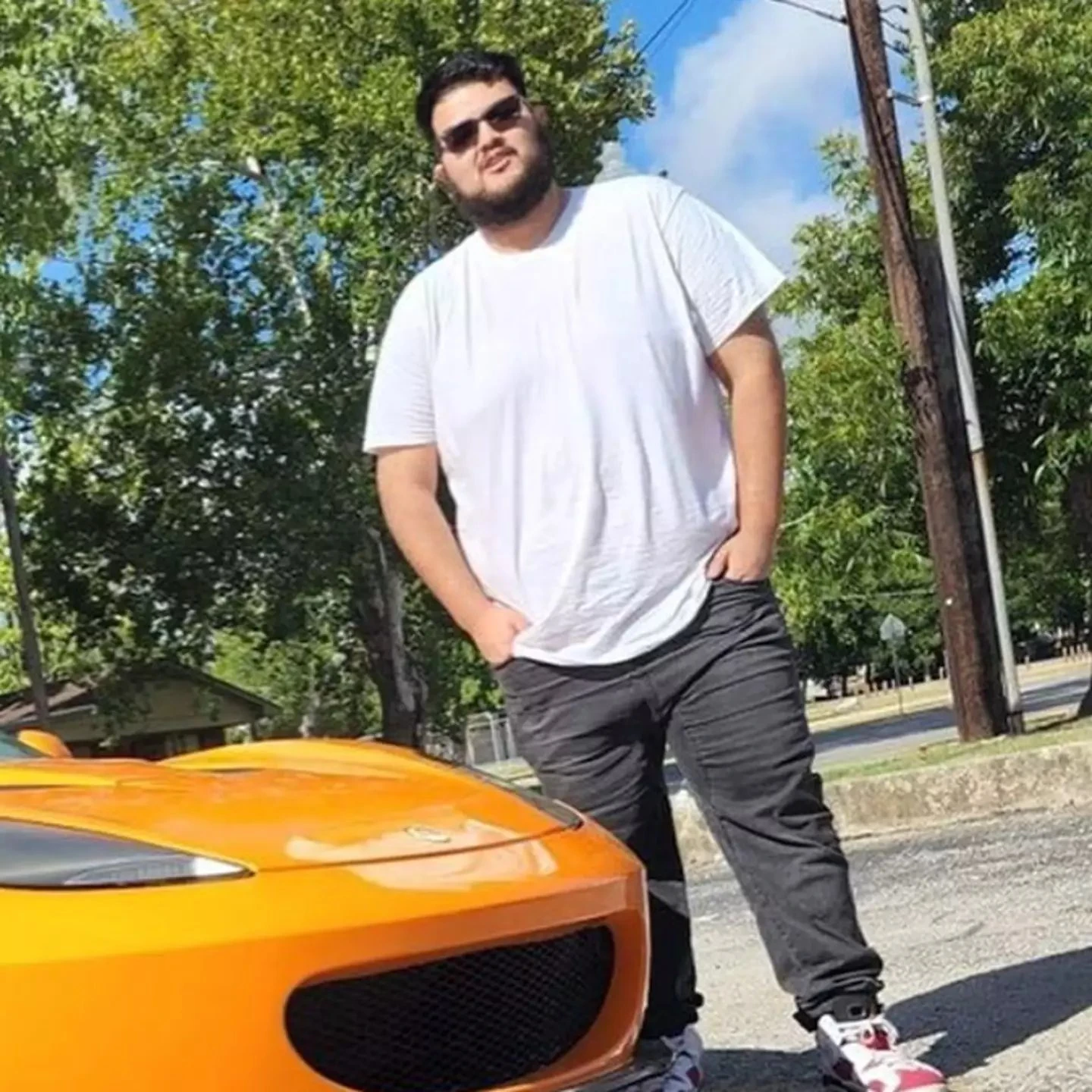 Influencer šokirao Ameriku dijeleći mačete beskućnicima