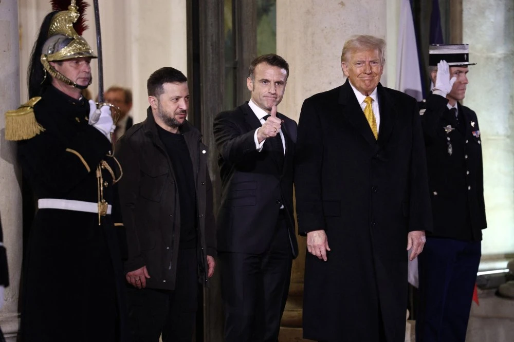 Politico: Macron upozorio da SAD razmatraju poteze koji bi mogli ''izdati'' Ukrajinu