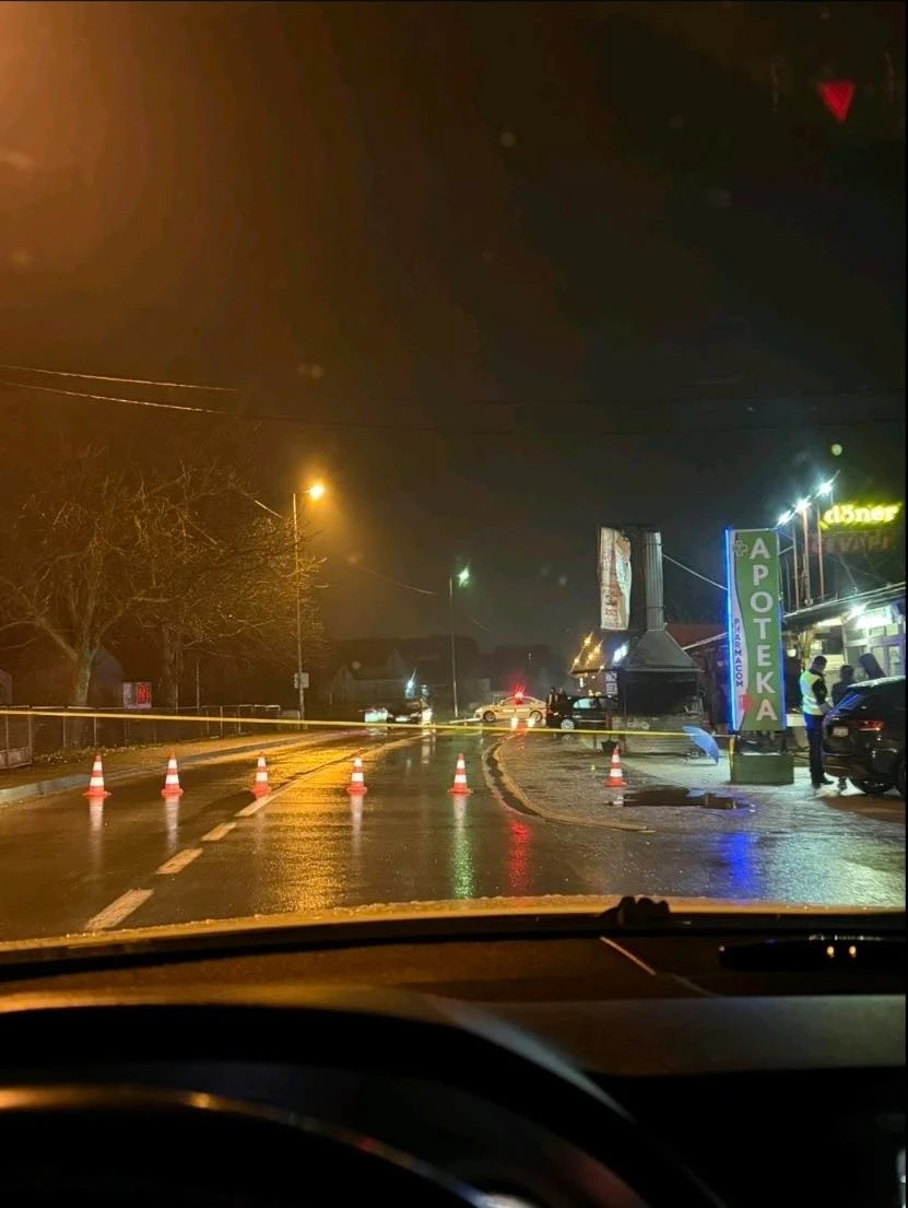 Smrtno stradao pješak, udarila ga dva automobila