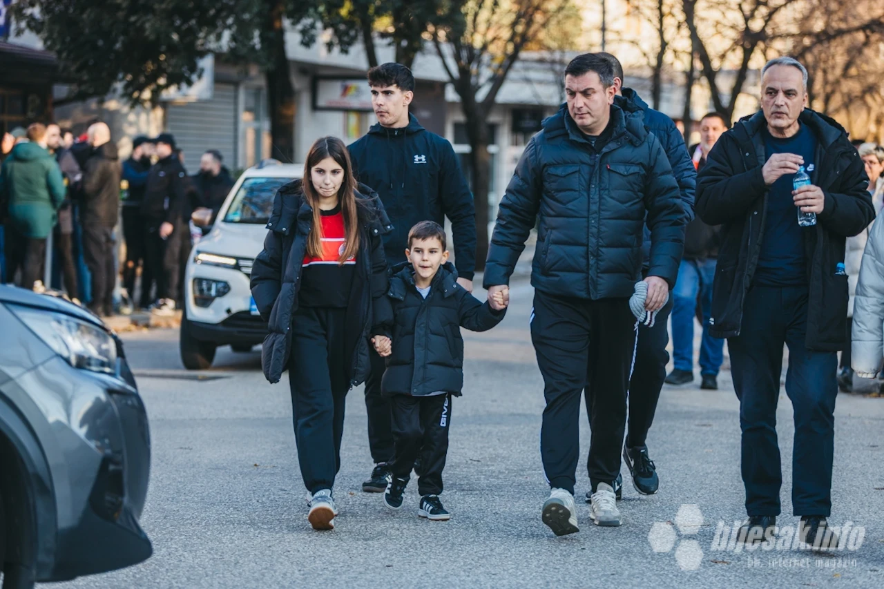 Navijači stižu na Stadion pod Bijelim brijegom uoči gradskog derbija između HŠK Zrinjski i FK Velež