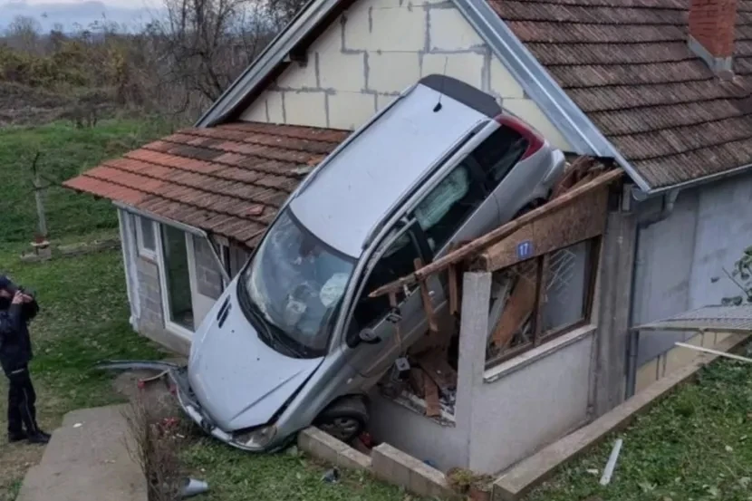 VIDEO | Bizarna nesreća u susjedstvu: Automobil završio na krovu kuće