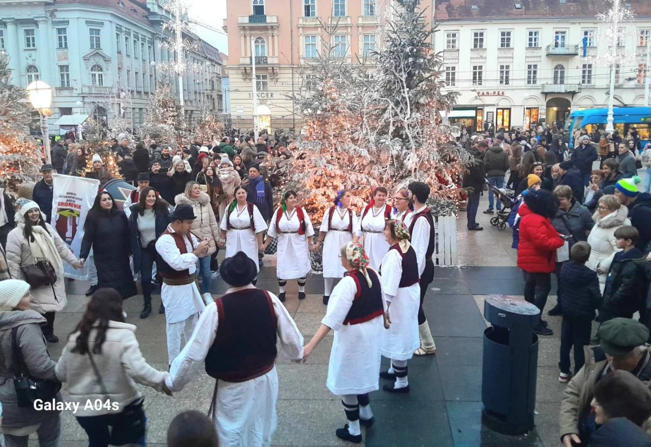 Žepčaci i Maglajlije zaigrali kolo na Trgu bana Jelačića