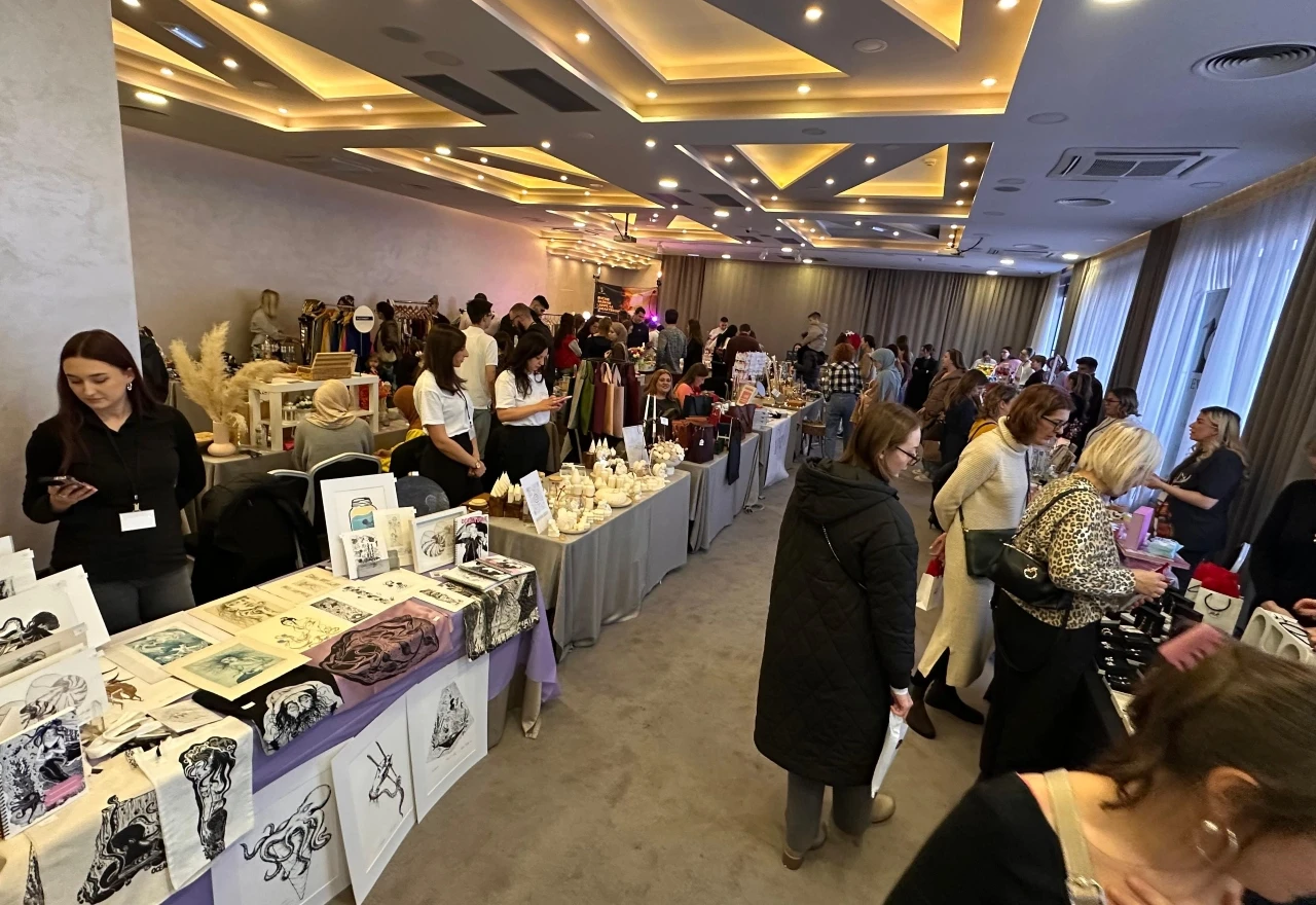 FOTO | 'RUKE. Art Bazaar' u Mostaru okupio više od 40 malih poduzetnika i kreativaca