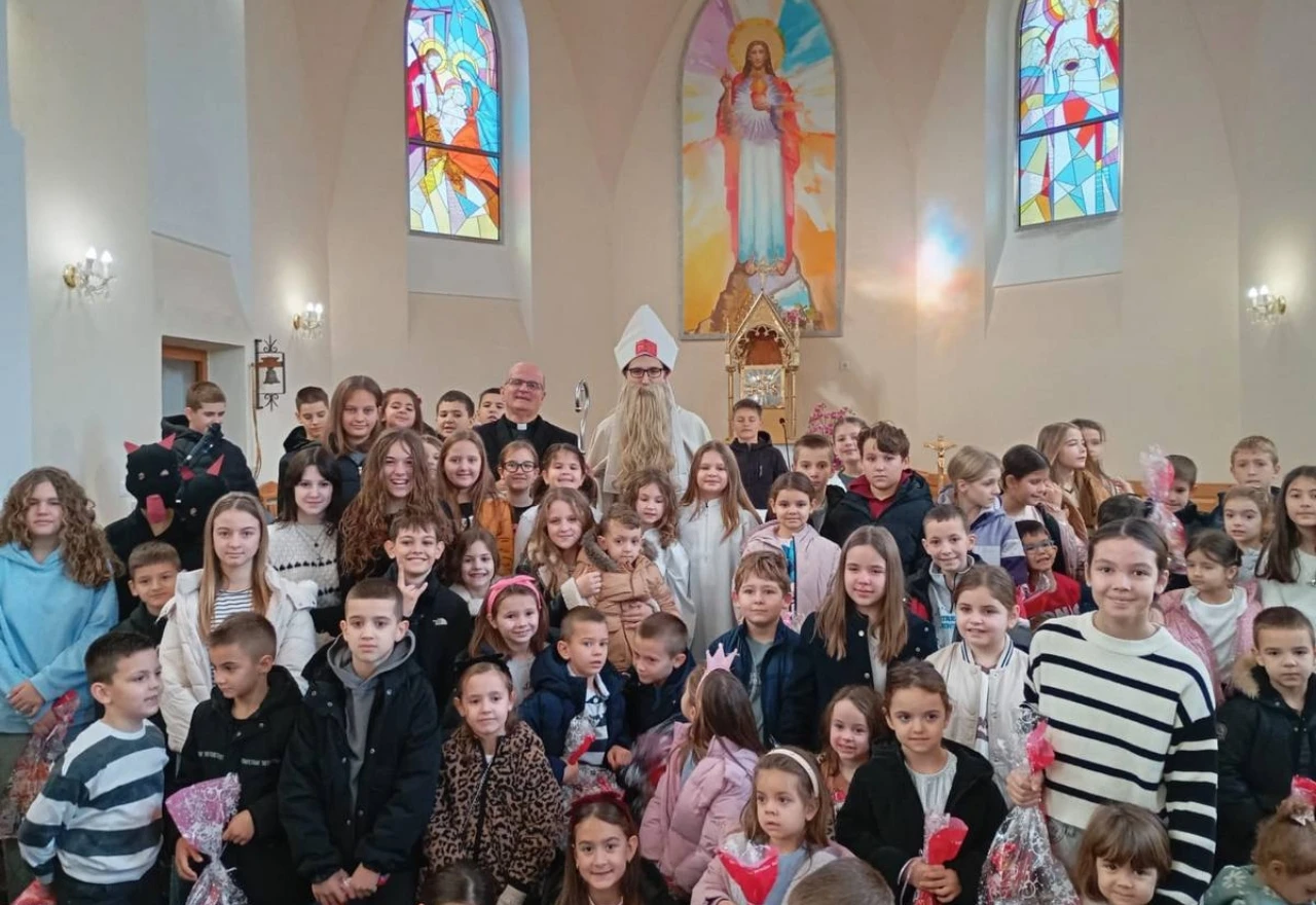 FOTO | Sveti Nikola razveselio mališane u Bijelom Polju