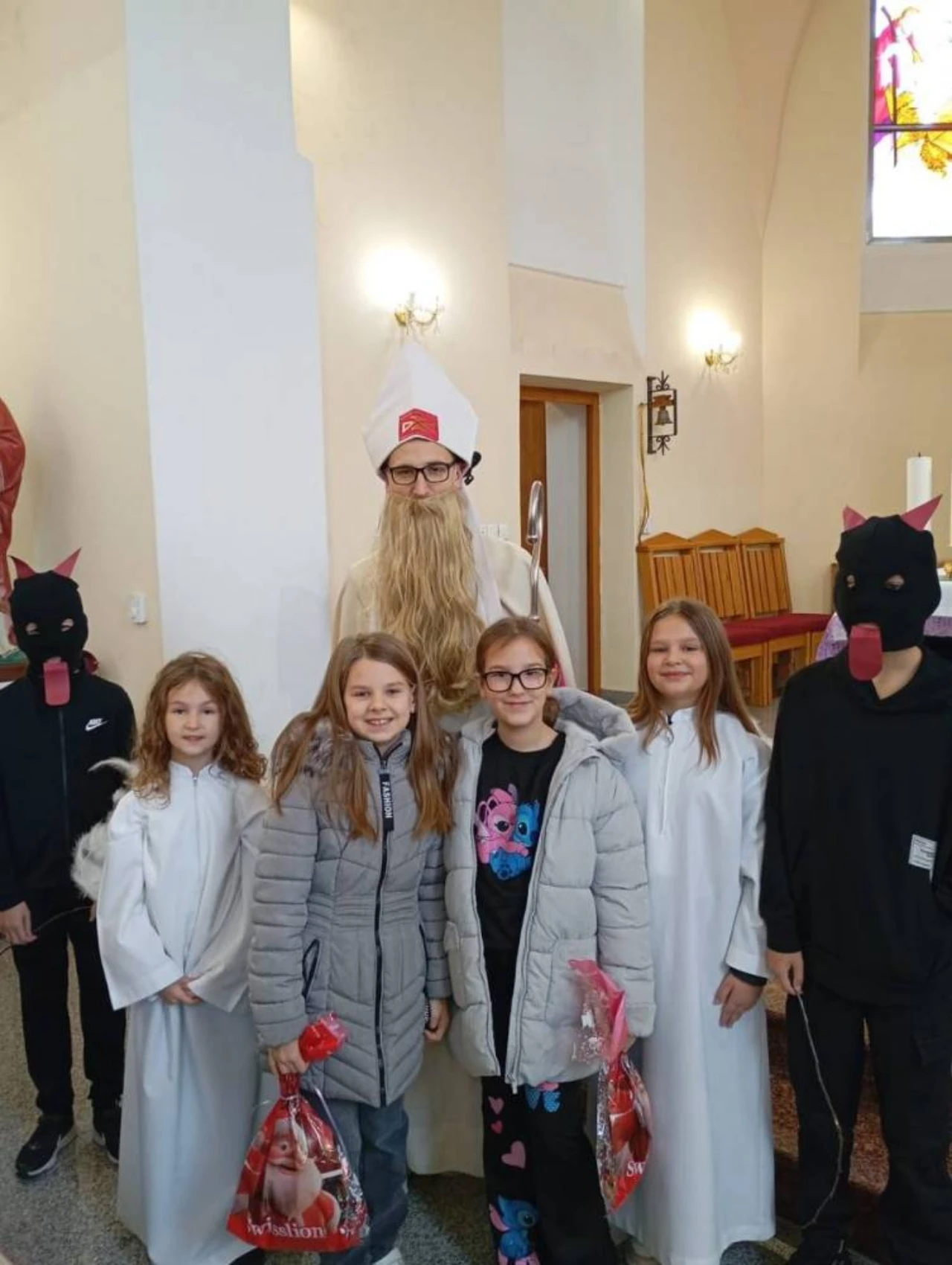 Mališani sa svetim Nikolom