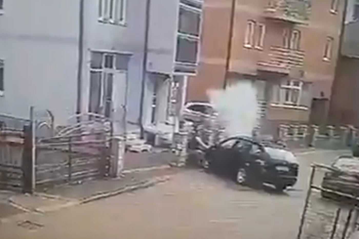 VIDEO | Nasred ulice: Prignječio ga autom pa nastavio udararti palicom po glavi