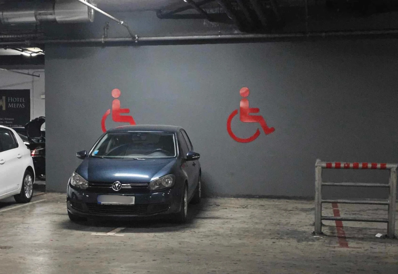 Ni visoke kazne ne daju rezultate: Mostarci i dalje parkiraju na mjesta osoba s invaliditetom