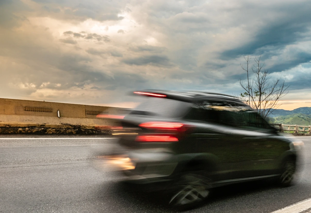Pijani vozač Mercedesom jurio 170 km/h kroz naselje kod Širokog Brijega