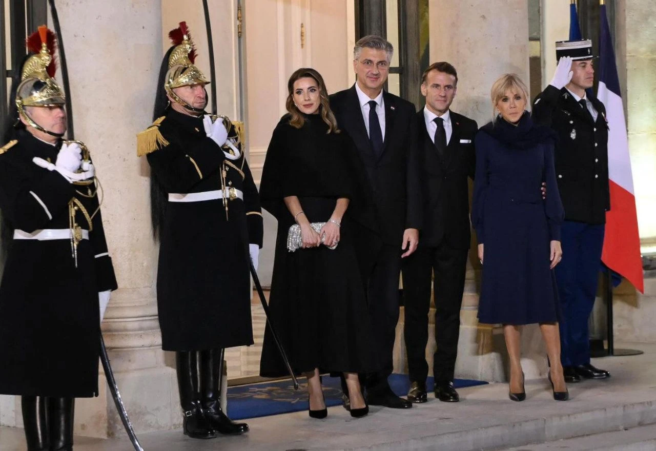 Svi pogledi u Parizu bili su na njoj: Haljina Ane Maslać Plenković podsjeća na Melanijino izdanje